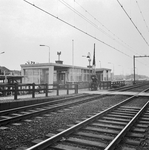 153149 Gezicht op de perronzijde van het N.S.-station Koog Bloemwijk te Koog aan de Zaan.